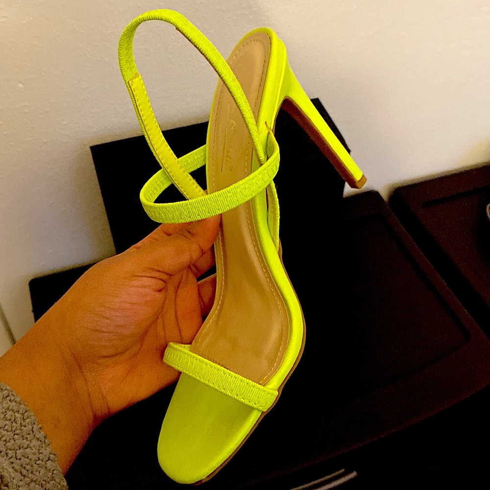Neon color heel never worn new